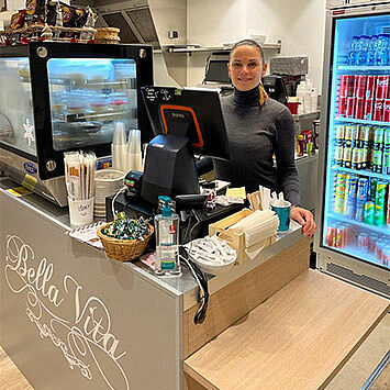 Estelle à la caisse du restaurant